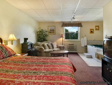 Travelodge Inn & Suites Latham Habitación foto